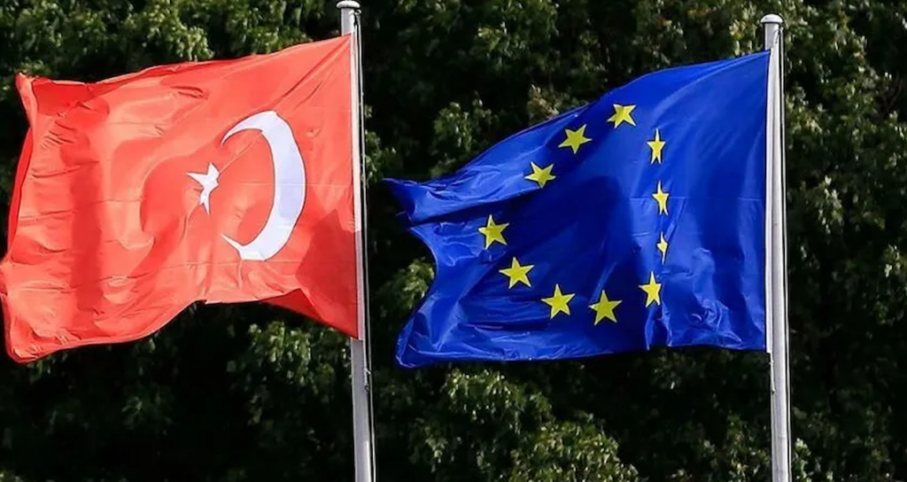 Koç Holding CEO'su Levent Çakıroğu, Brüksel'deki AB-Türkiye İş Zirvesi'nde AB sanayi politikalarında “Made in EU” yerine “Made with EU” yaklaşımının benimsenmesi gerektiğini söyledi. Gümrük Birliği'nin 30. yılı vesilesiyle düzenlenen panelde konuşan Çakıroğu, AB'nin yeni sanayi politikaları