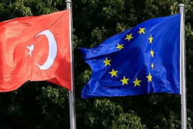 Koç Holding CEO'su Levent Çakıroğu, Brüksel'deki AB-Türkiye İş Zirvesi'nde AB sanayi politikalarında “Made in EU” yerine “Made with EU” yaklaşımının benimsenmesi gerektiğini söyledi. Gümrük Birliği'nin 30. yılı vesilesiyle düzenlenen panelde konuşan Çakıroğu, AB'nin yeni sanayi politikaları